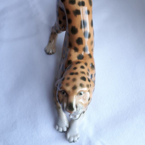 Stunning Volkstedt/Dresden Cheetah, hand-made porcelain - Picture 1 of 8